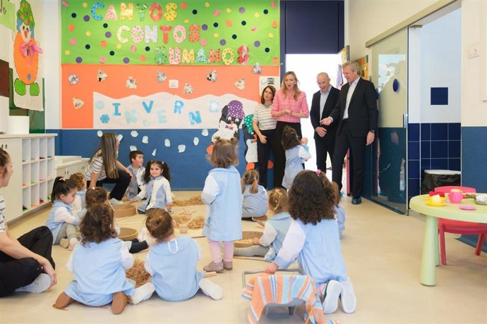 El presidente de la Xunta en funciones, Alfonso Rueda, en la visita a una escuela infantil en Coristanco