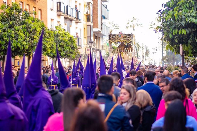 Archivo - Ambiente en la Semana Santa de Huelva en una imagen de archivo.