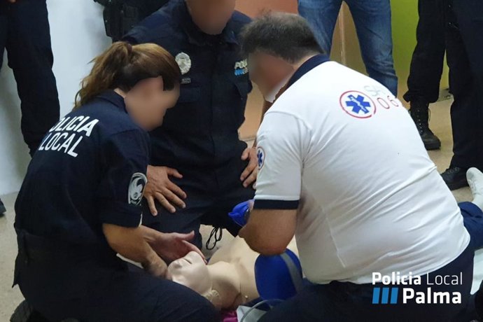 Varios agentes de la Policía Local en una formación de uso DESA.