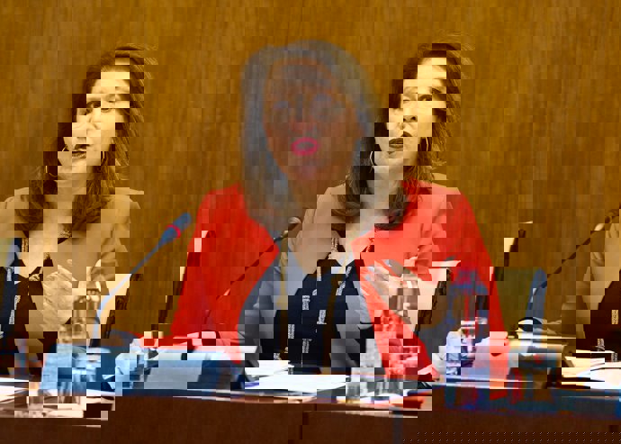 La consejera de Agricultura, Pesca, Agua y Desarrollo Rural, Carmen Crespo, en comisión parlamentaria