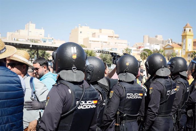 Cordón policial en las protestas de los agricultores en el Puerto de Almería este martes.