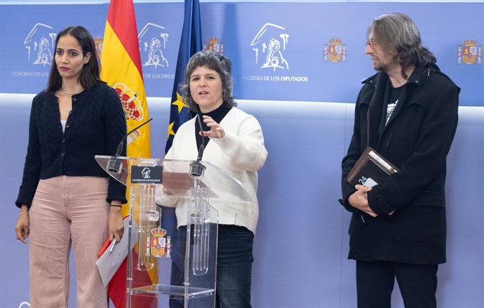 (I-D) Los diputados de Sumar Tesh Sidi, Gala Pin y Francisco Sierra durante una rueda de prensa de Sumar, en el Congreso de los Diputados, a 13 de marzo de 2024, en Madrid (España).