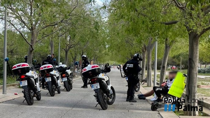 Agentes de la Policía Local realizan un control rutinario (imagen de archivo).