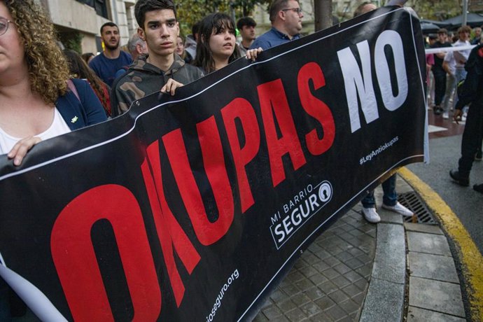 Archivo - Varias personas sujetan un cartel que reza 'Okupas no' durante una protesta contra edificios ocupados 