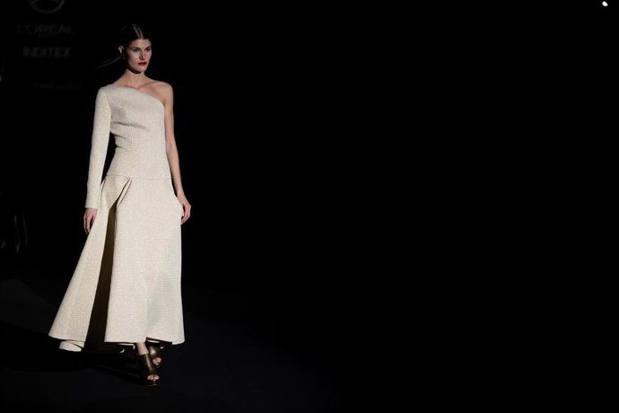 Una modelo desfila durante el desfile de la firma Fely Campo en la Mercedes-Benz Fashion Week Madrid, en IFEMA Madrid, a 17 de febrero de 2024, en Madrid (España). 