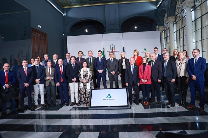 El presidente de la Junta de Andalucía, Juanma Moreno (c), preside la foto de grupo con los alcaldes asistentes al acto de presentación del Plan de Infraestructuras Judiciales de Andalucía 2023-2030. A 13 de marzo de 2024, en Sevilla (Andalucía, España).