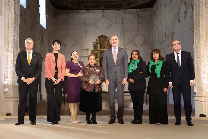La asociación mexicana 'Familiares por Nuestros Desaparecidos de Jalisco' (FUNDEJ) recibe, de manos del Rey Felipe VI, el IX Premio de Derechos Humanos Rey de España, que conceden el Defensor del Pueblo y la Universidad de Alcalá.