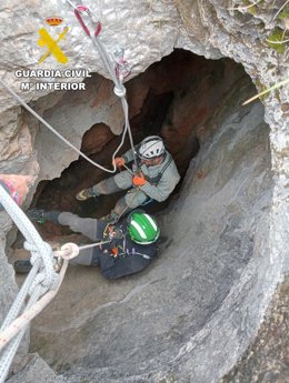 La Guardia Civil destruye una granada encontrada en una sima de Vélez de Benaudalla