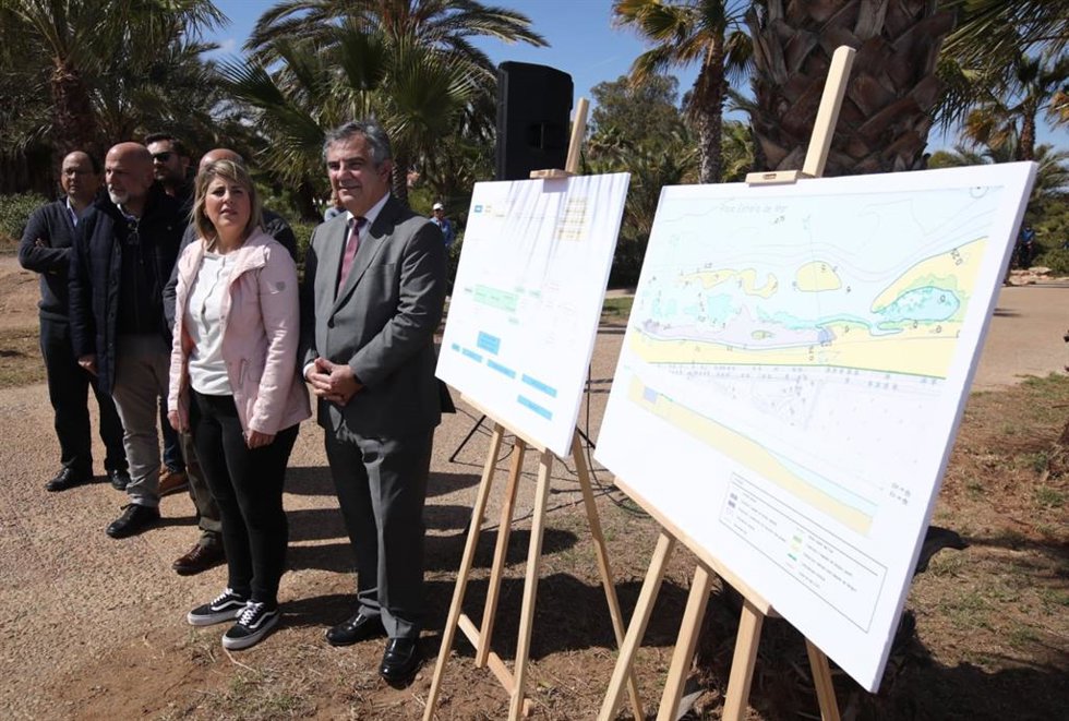 El consejero de Medio Ambiente, Universidades, Investigación y Mar Menor, Juan María Vázquez, asiste junto con la alcaldesa de Cartagena, Noelia Arroyo, al inicio de la prueba piloto puesta en marcha para la eliminación de lodos del Mar Menor