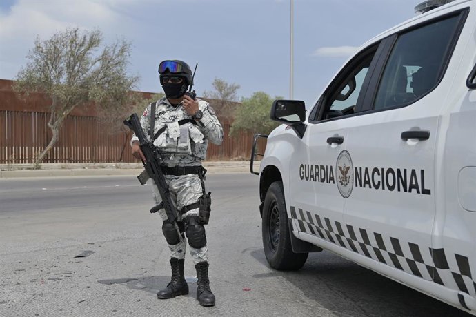Archivo - August 13, 2022, Tijuana, Baja California, Mexico: A convoy of three hundred military troops joined the elements of Mexico's National Guard at the Tijuana International Airport, a stone throw away from the U.S-Mexico border on Saturday, August