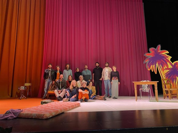 Plantel de los actores y actrices que representarán este fin de semana la obra de teatro 'Els dies bons' en el Teatre Principal de Palma.