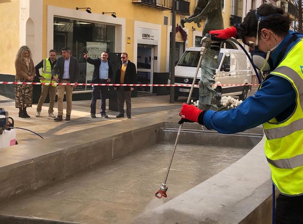 El responsable alcalareño de Hábitat Urbano, David Delgado, ha visitado en la mañana de este miércoles los trabajos, acompañado de la delegada de Fiestas Mayores, Rocío Bastida, y del gerente de la empresa, Juan Borrego.