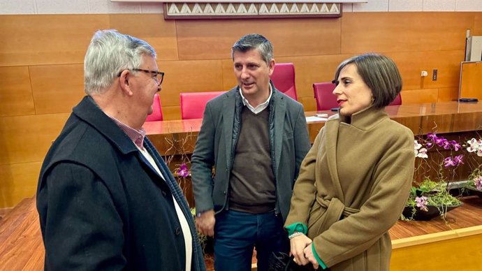 El delegado de Agricultura, Pesca, Agua y Desarrollo Rural de la Junta, Francisco Acosta (centro), en la presentación de 'CreceA'.