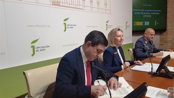 Firma del convenio para construir el campo de pruebas avanzadas del Cetedex.