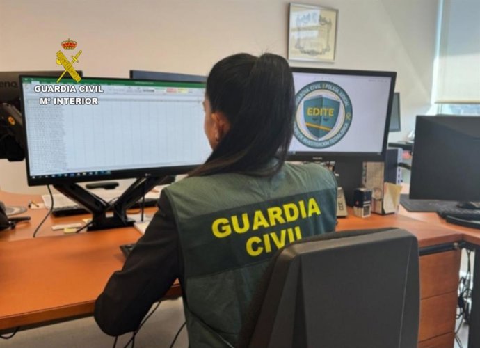 Una agente de la Guardia Civil.