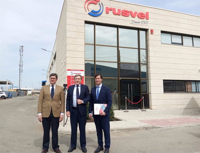 Manuel Pimentel, Rafael Carmona y Miguel Rus, junto a la nueva nave de Rusvel, en los terrenos de la Autoridad Portuaria.