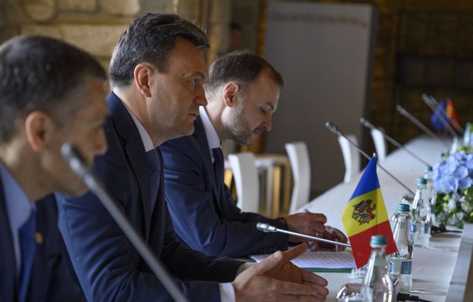 Archivo - June 1, 2023, Bulboaca, Anenii Noi District, Moldova: Moldova Prime Minister Dorin Recean, center, during a bilateral meeting with Ukrainian President Volodymyr Zelenskyy on the sidelines of the Summit of the European Political Community at Mimi