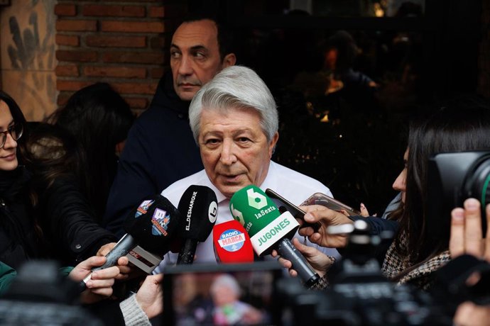 Archivo - El presidente del Atlético de Madrid, Enrique Cerezo, atiende a los medios antes de una comida oficial antes del partido de Copa del Rey, a 7 de febrero de 2024, en Madrid (España). 