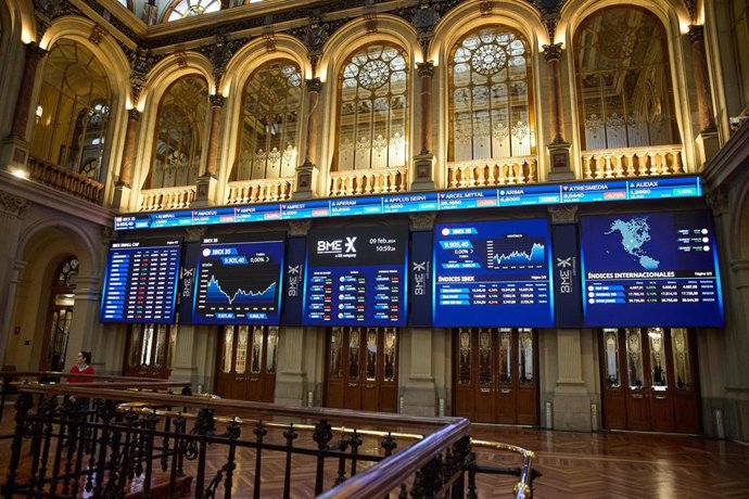 Archivo - Pantallas de Bolsas y Mercados Españoles (BME), a 9 de febrero de 2024, en Madrid (España). 