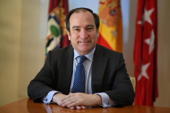 El delegado de Urbanismo, Medio Ambiente y Movilidad del Ayuntamiento de Madrid, Borja Carabante, posa tras una entrevista para Europa Press, en el Palacio de Cibeles, a 20 de febrero de 2024, en Madrid (España). Además de delegado, Carabante es conceja