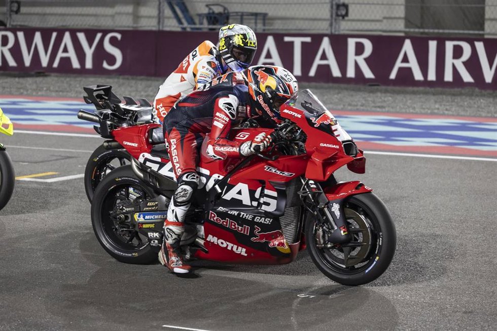 Pedro Acosta junto a su moto en el Circuito de Losail