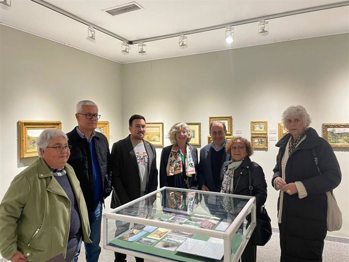 Autoridades y primeros visitantes de la exposición en el Museo de Alcalá.