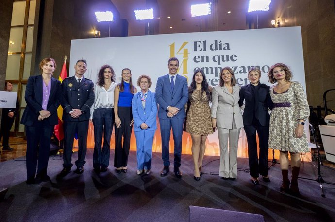 La ministra de Sanidad, Mónica García (1i); la enfermera que puso la primera vacuna a Araceli (5i); el presidente del Gobierno, Pedro Sánchez (c); la vicepresidenta segunda y ministra de Trabajo, Yolanda Díaz (2d), y la vicepresidenta primera y ministra d