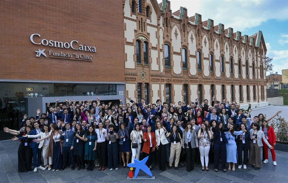 Foto de familia de los 105 becarios seleccionados