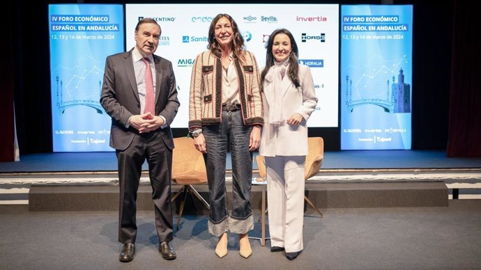 La consejera de Inclusión Social, Juventud, Familias e Igualdad, Loles López, con el director de El Español, Pedro J. Ramírez, y la vicepresidenta de El Español, Cruz Sánchez de Lara.