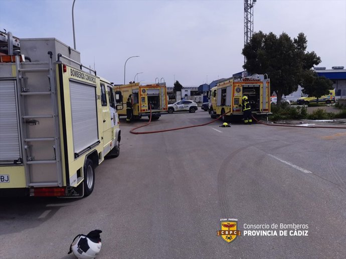Vehículos del Consorcio de Bomberos de la Provincia de Cádiz en una actuación en un polígono industrial de Puerto Real.