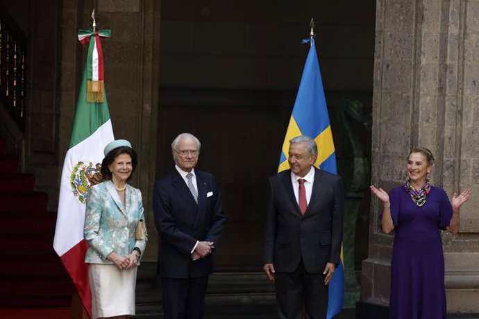 12 March 2024, Mexico: (L-R) Swedish Queen Silvia, Swedish King Carl XVI Gustaf, Mexico's President Andres Manuel Lopez Obrador and his wife Beatriz Gutierrez Mueller attend a welcoming ceremony at the National Palace. 