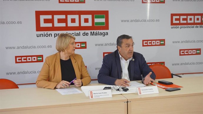La secretaria de Empleo, Formación y Mujer de CCOO de Málaga, María José Prados (i), y el secretario general de CCOO de Málaga, Fernando Cubillo (d).
