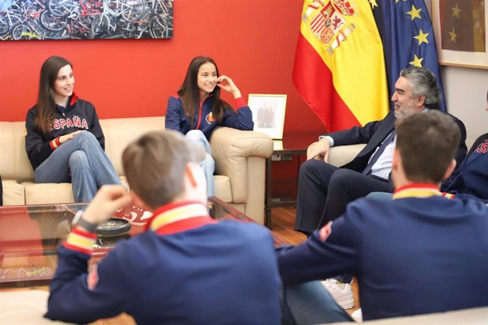 El presidente del CSD, Rodríguez Uribes, celebra junto a los taekwondistas españoles el pleno de representantes en París 2024.