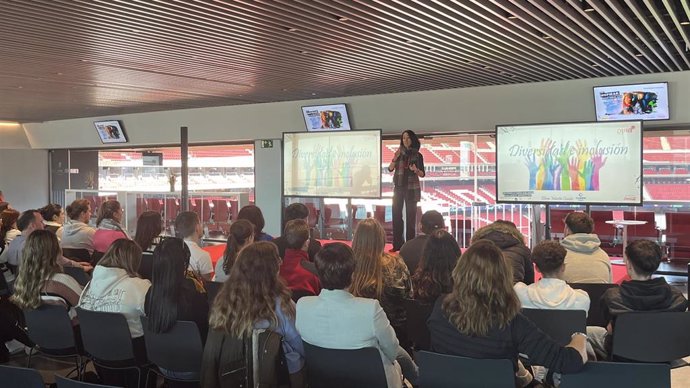 La directora de Sostenibilidad de ILUNION, Elena Martín, en las jornadas 'GIRA Jóvenes', celebradas en el Estado Vícitas Metropolitano.