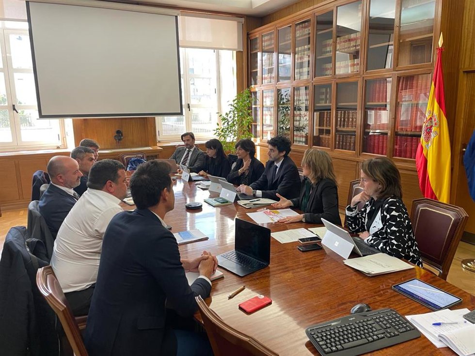 La Vicepresidenta Teresa Ribera Propone Una Mesa De Trabajo A La Plataforma En Defensa De Ecosistemas Marinos