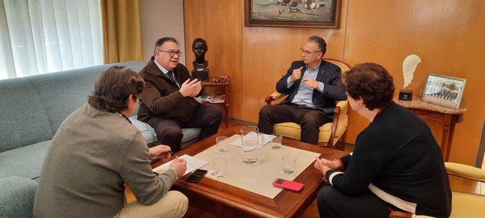 El delegado del Gobierno en Extremadura se reúne con el alcalde de Almendralejo, José María Ramírez