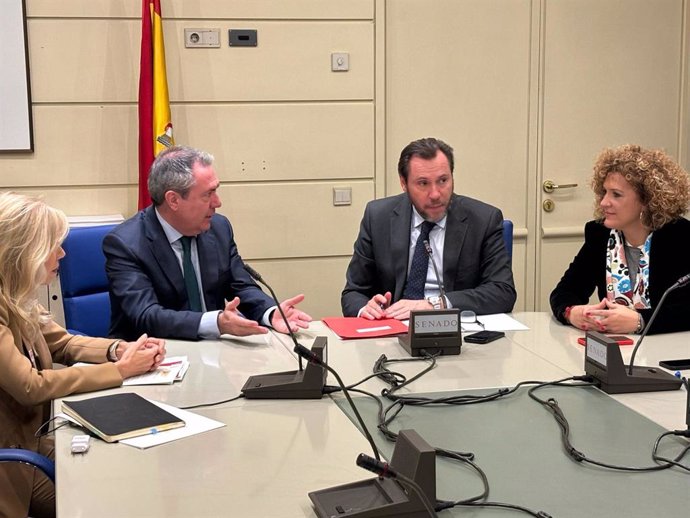 Imagen de la reunión con el ministro de Transporte y Movilidad Sostenible, Óscar Puente.