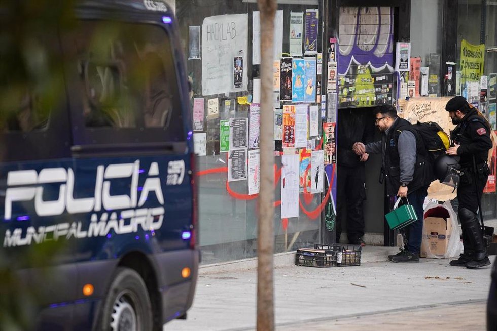 Cerrajero entrando al centro social okupado La Ferroviaria, en la Plaza de Luca de Tena, a 13 de marzo de 2024, en Madrid (España).