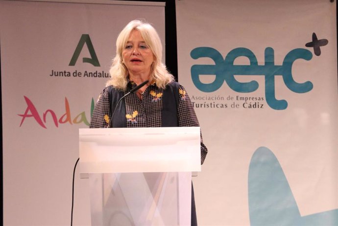 La delegada del Gobierno de la Junta de Andalucía en la provincia de Cádiz, Mercedes Colombo, interviene en la inauguración del II Foro Flamenco & Turismo en la ciudad de Cádiz.