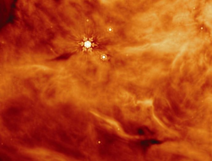 Esta imagen fue tomada por el Instrumento de Infrarojo Medio (MIRI) de Webb de una región paralela a la protoestrella masiva conocida como IRAS23385.