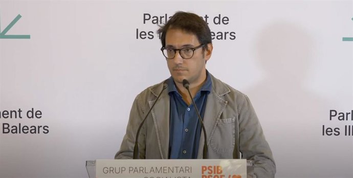 Archivo - El portavoz del Grupo Parlamentario Socialista, Iago Negueruela, en rueda de prensa.