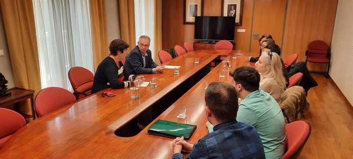 El delegado del Gobierno en Extremadura, José Luis Quintana, se reúne con representantes de la plataforma fusión Don Benito-Villanueva