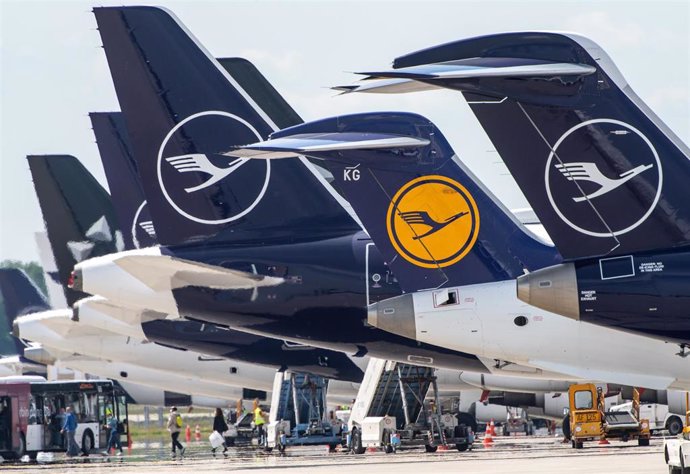 Archivo - Lufthansa planes stand on the tarmac of the Munich airport.