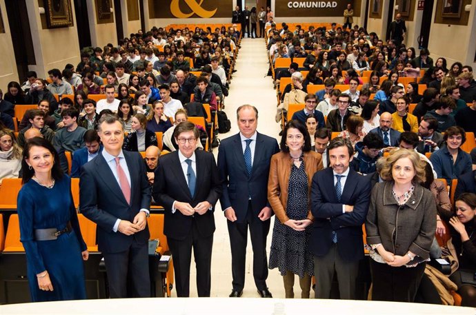 El presidente de CaixaBank, José Ignacio Goirigolzarri, durante su intervención en un acto celebrado en la Universidad Pontificia Comillas el 13/03/2024.