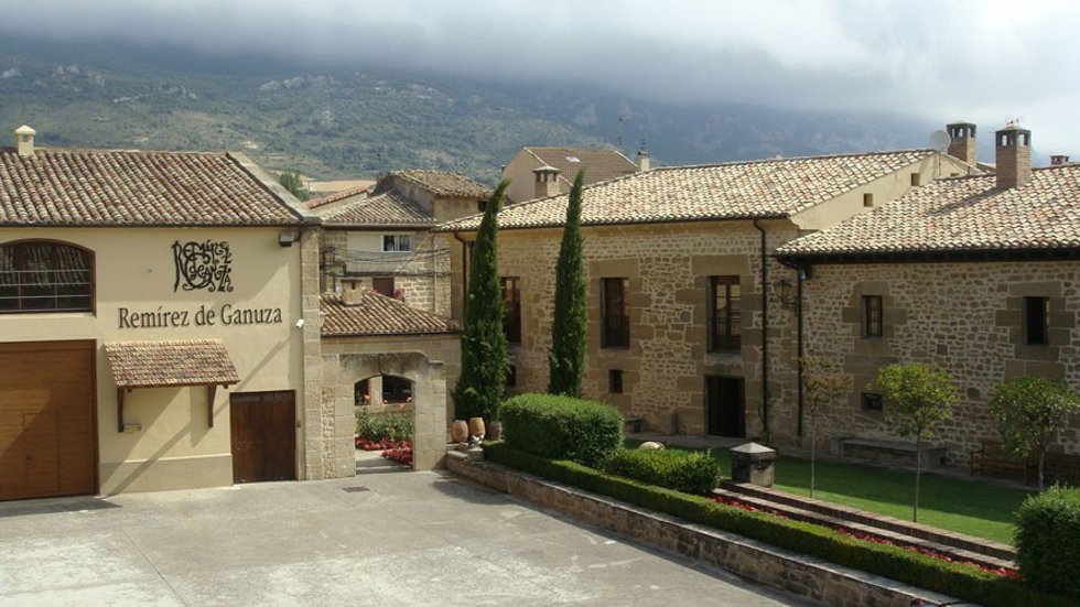 El proyecto incluye la construcción de una nueva edificación en un terreno en ladera