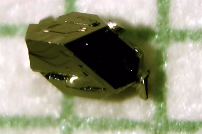 Imagen de un cristal de miasita cultivado por Paul Canfield
