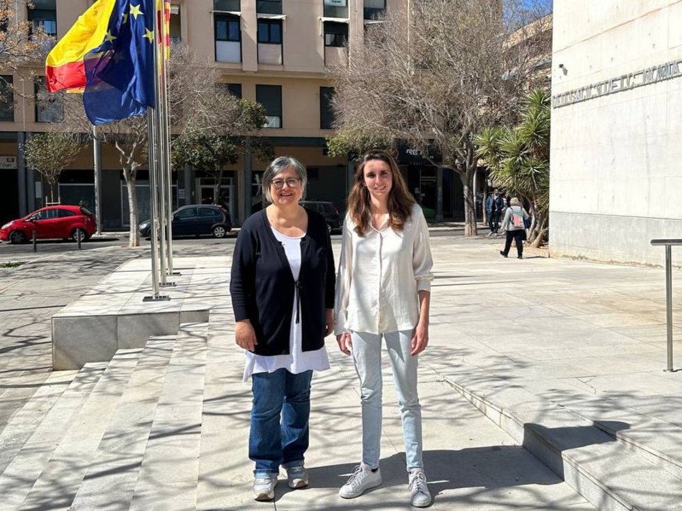La diputada de UP en el Parlament, Cristina Gómez, y la regidora de UP en el Ayuntamiento de Palma, Lucía Muñoz, en el acto de la firma del protocolo de Son Busquets.