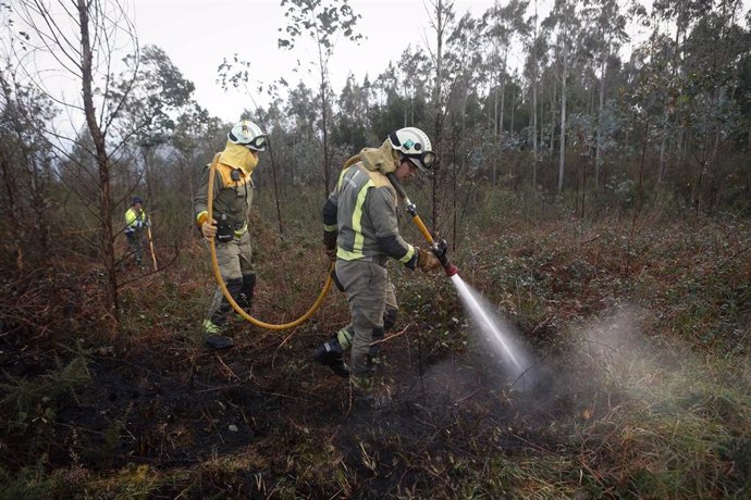 Archivo - Agentes de los equipos de bomberos trabajan en el lugar del incendio, a 8 de febrero de 2024, en Trabada, Lugo, Galicia (España).