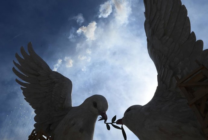 Imatge de la 13 mascletà de les Falles 2024, a càrrec de Pirotecnia Turís, junt a la falla de l'Ajuntament de València.
