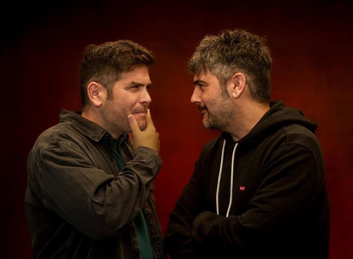 Los integrantes de Estopa, David Muñoz (d) y José Manuel Muñoz (i), posan para Europa Press, en las oficinas de Sony Music, a 13 de marzo de 2024, en Madrid (España). 